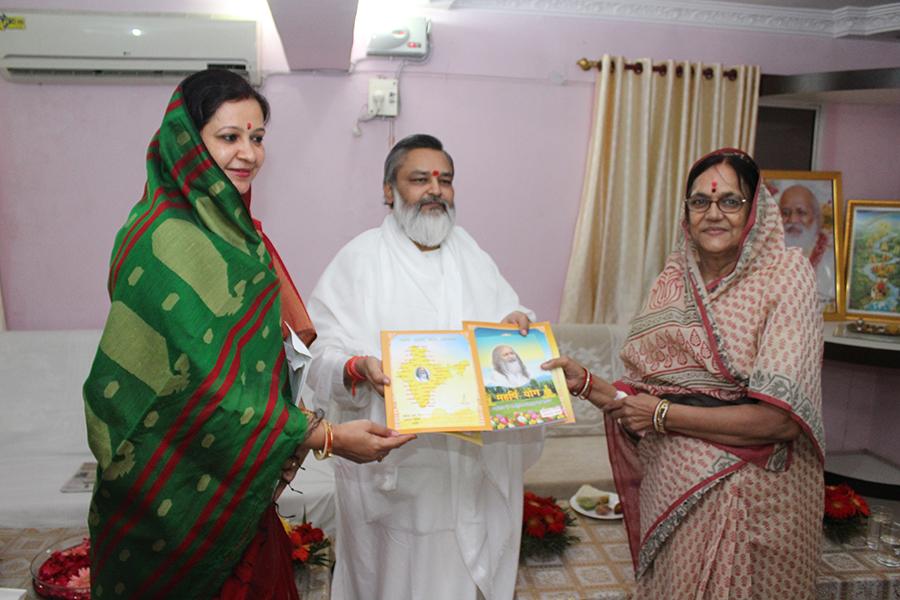Brahmachari Girish Ji is presenting Maharishi Ji's books to Smt. Sushila Singh, Ex-Mayor of Jabalpur and her daughter-in-law.